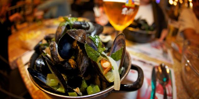 Plat de moules frites et une bière