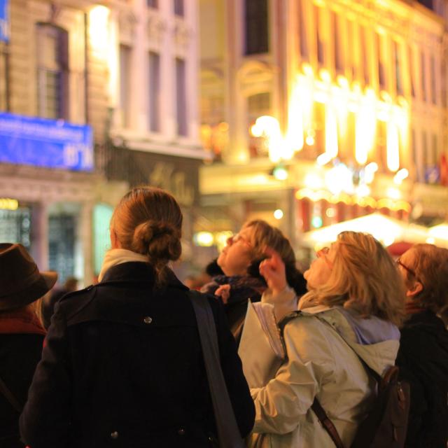 Visite guidée de nuit sur la Grand'Place devant le Théâtre du Nord