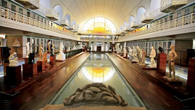 Vue du grand bassin du musée La Piscine