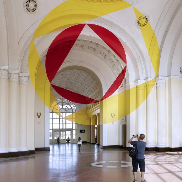 Jaune et rouge entre les disques et les trapèzes, Felice Varini, Gare centrale d'Erevan © André Morin © ADAGP Paris 2025