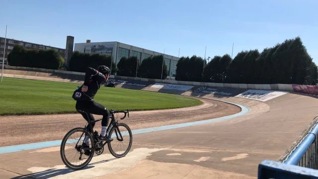 Cycliste au Vélodrome de Roubaix
