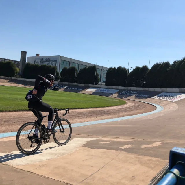 Cycliste au Vélodrome de Roubaix