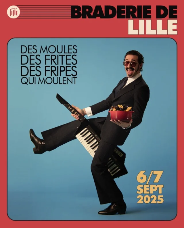Affiche promotionnelle de la Braderie de Lille 2025. En haut, le texte Braderie de Lille en lettres capitales rouges et blanches. Au centre, un homme en costume sombre, moustachu et souriant, tient un clavier keytar noir et un bol de moules-frites. Il adopte une pose exagérément dynamique sur fond bleu. À gauche, le slogan humoristique Des moules, des frites, des fripes qui moulent. En bas à droite, les dates de l’événement : 6/7 sept 2025 en lettres jaunes. L’affiche est encadrée de rouge avec le logo de la ville de Lille en haut à gauche