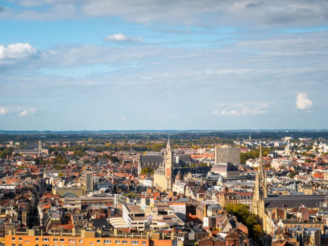 Panorama urbain de Lille vu depuis le beffroi de l’Hôtel de Ville, avec en centre le beffroi de la CCI et au premier plan l’église Saint-Maurice.