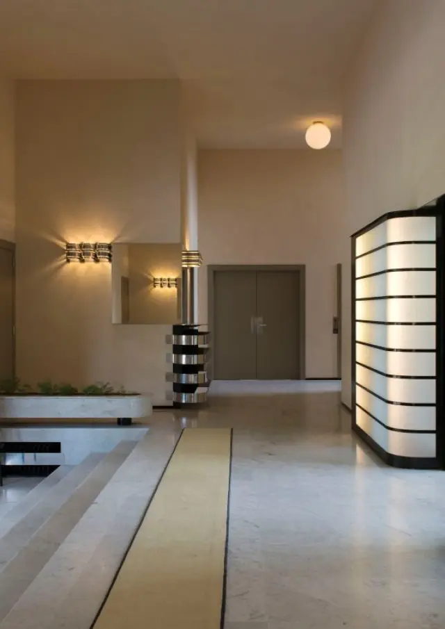 Vestibule de la Villa Cavrois à Croix, intérieur moderniste aux lignes géométriques avec marbre, panneaux lumineux et mobilier sobre.