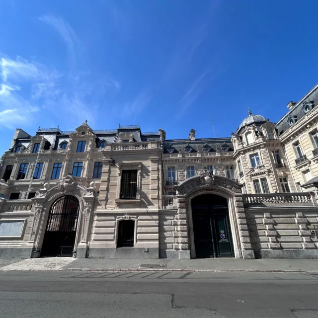 Façade historique de la Banque de France à Lille, édifice en pierre de style classique avec portails monumentaux.