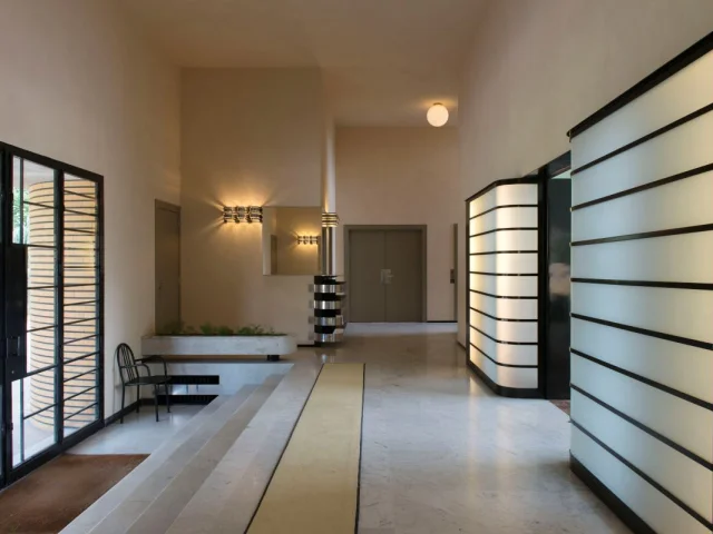 Vestibule de la Villa Cavrois à Croix, intérieur moderniste aux lignes géométriques avec marbre, panneaux lumineux et mobilier sobre.