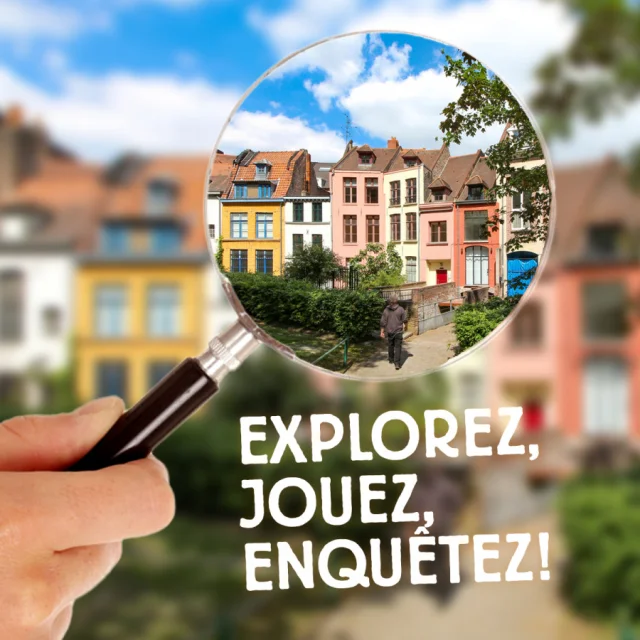 Main tenant une loupe agrandissant une rangée de façades colorées typiques du Vieux-Lille, avec l'inscription « Explorez, jouez, enquêtez ! » en surimpression.