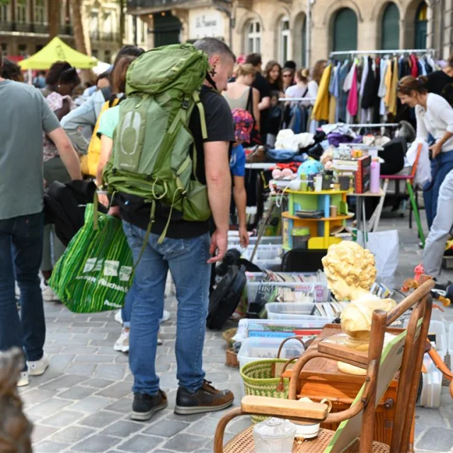 Een gezellige sfeer op de Braderie de Lille, met koopjesjagers en kraampjes met kleding, speelgoed en antiek in de straten.