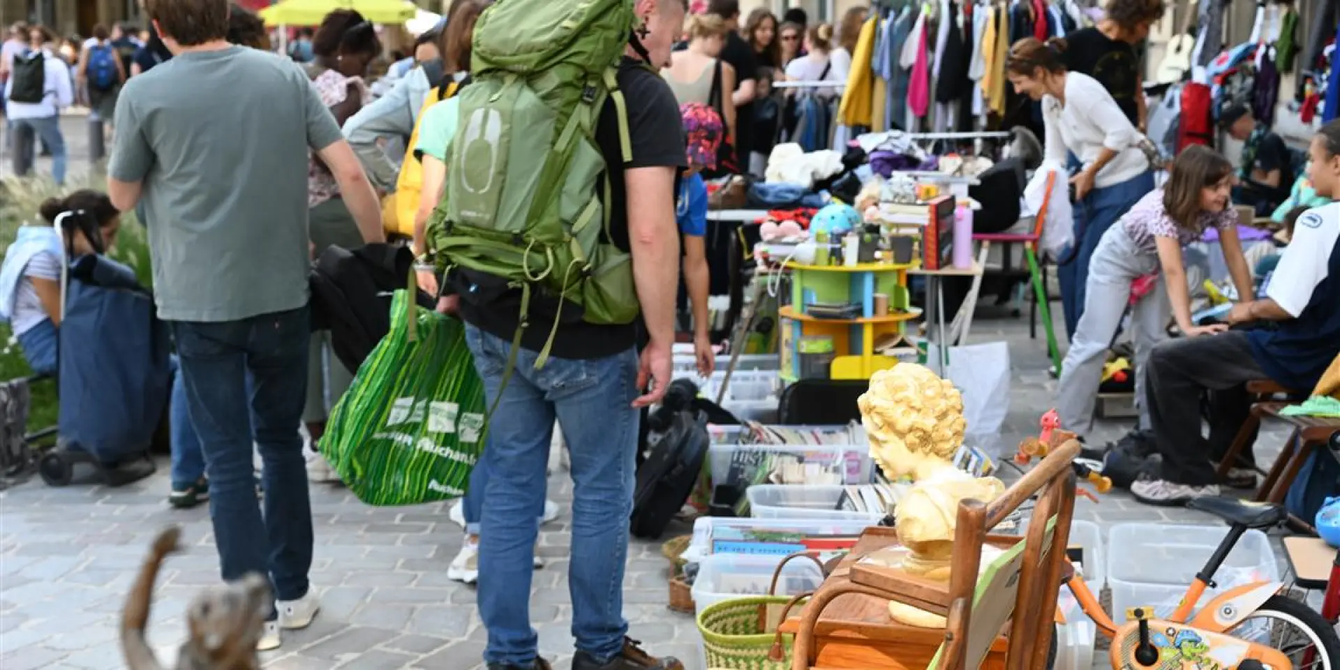 Een gezellige sfeer op de Braderie de Lille, met koopjesjagers en kraampjes met kleding, speelgoed en antiek in de straten.