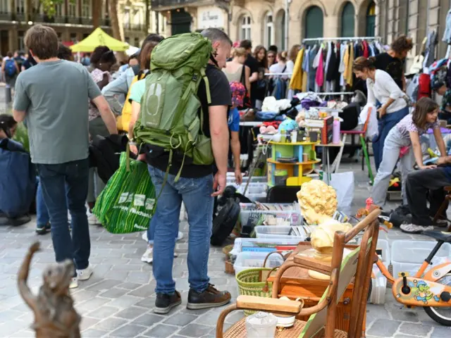 Een gezellige sfeer op de Braderie de Lille, met koopjesjagers en kraampjes met kleding, speelgoed en antiek in de straten.