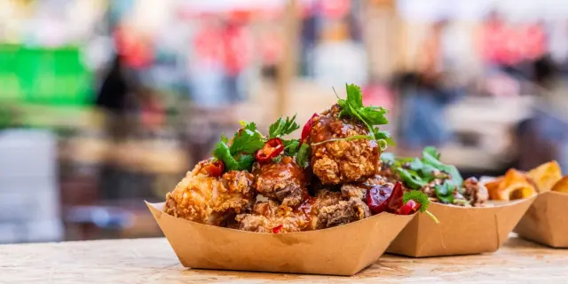 Portion de poulet frit garni de coriandre et piments rouges, servie au Lille Street Food Festival.