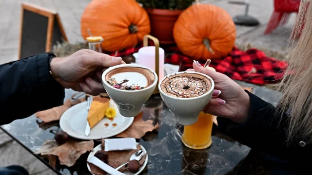 Mannen en vrouwen met kopjes koffie