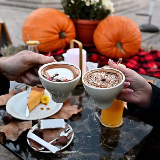 Mannen en vrouwen met kopjes koffie