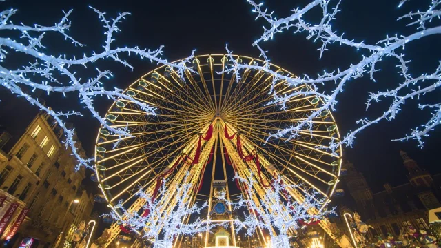 Grande roue illuminée et décorations scintillantes sur la Grand’Place de Lille.