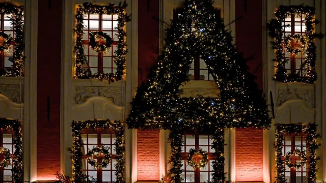 Façade ornée de guirlandes et couronnes lumineuses à Lille pendant les fêtes.