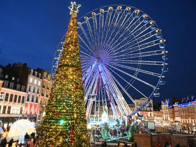 Grand sapin illuminé et grande roue au cœur du marché de Noël de Lille.