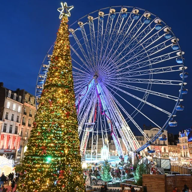 Grand sapin illuminé et grande roue au cœur du marché de Noël de Lille.