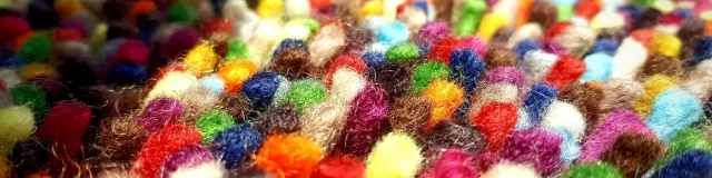 détail d'un tricot aux couleurs de laines mélangées