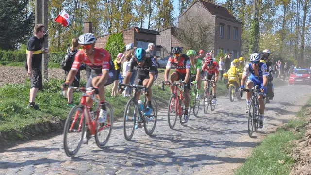2048px Paris Roubaix 2017 S7 26km