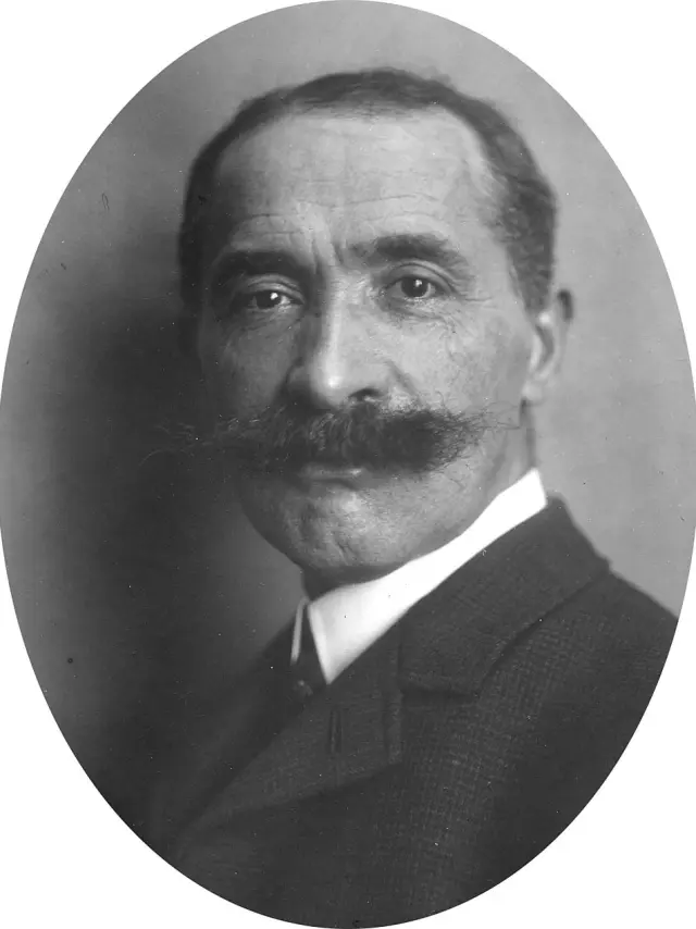 Portrait en noir et blanc de l'architecte Louis Marie Cordonnier