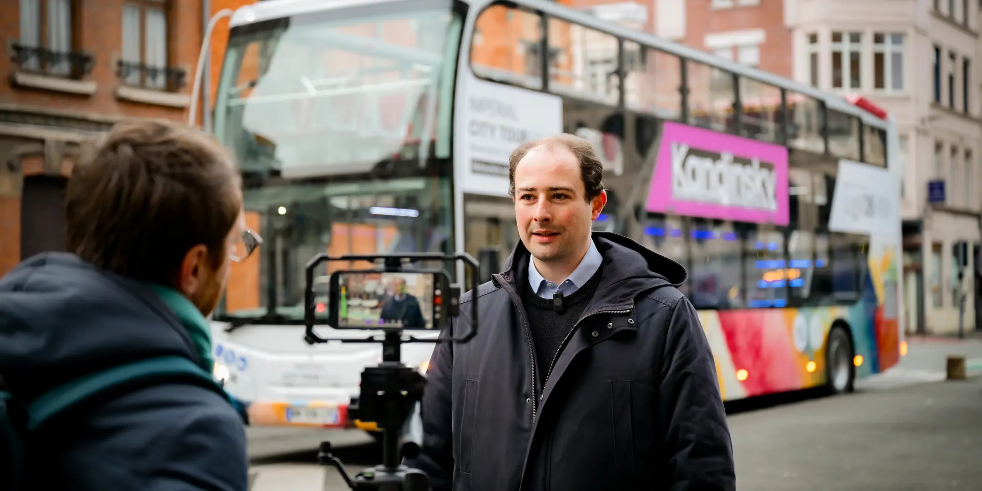 Presse devant le bus Kandinsky