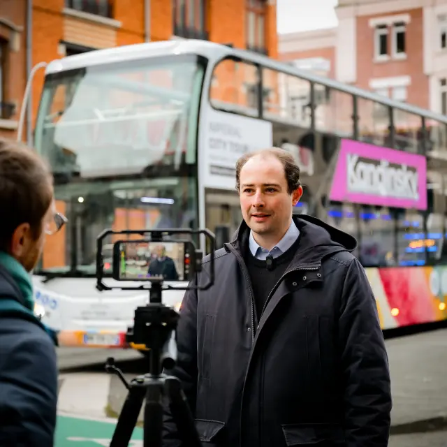 Presse devant le bus Kandinsky