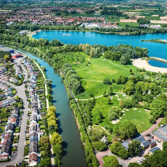 Vue aérienne des Prés du Hem à Armentières, lac de loisirs, espaces verts et quartiers bordant la Lys.