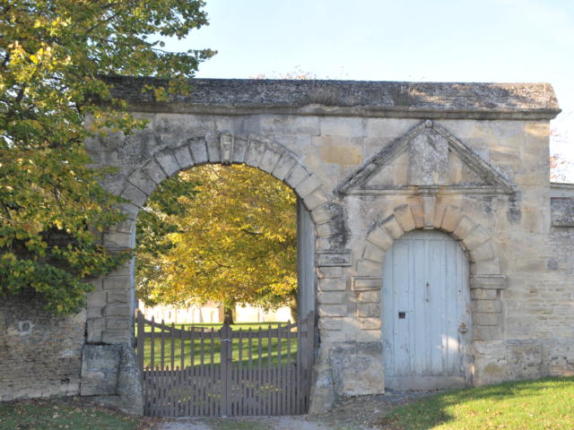 Saint Pierre Sur Dives, Petite Cité Aux Demeures Et Manoirs De Prestige