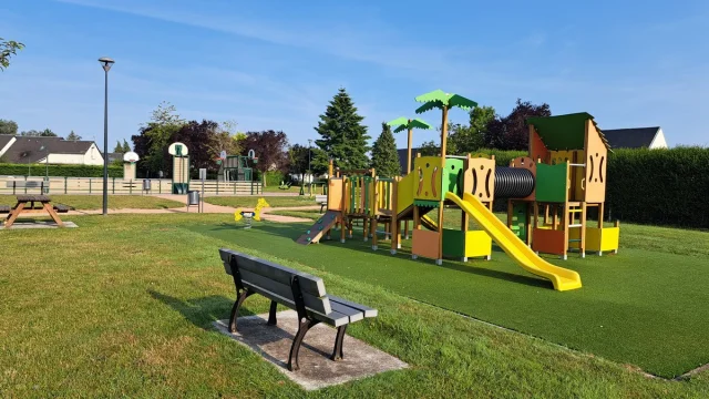 Aire De Jeux Pour Enfants La Vespiere Friardel