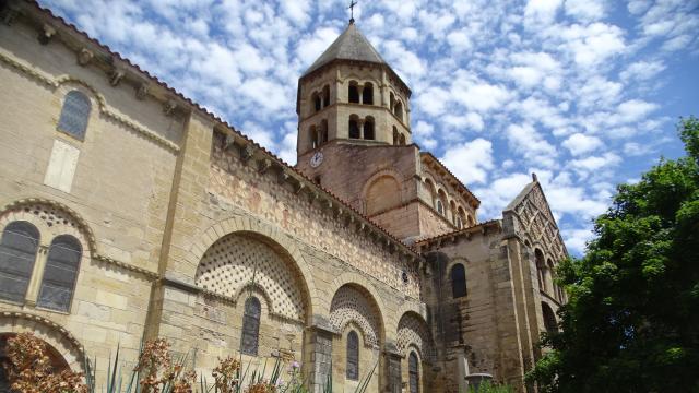 Vue de l'église Saint-Julien de Chauriat, un édifice roman avec son massif barlong et son clocher orthogonal.