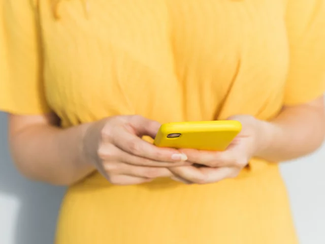 Close-up Girl Smartphone outfit