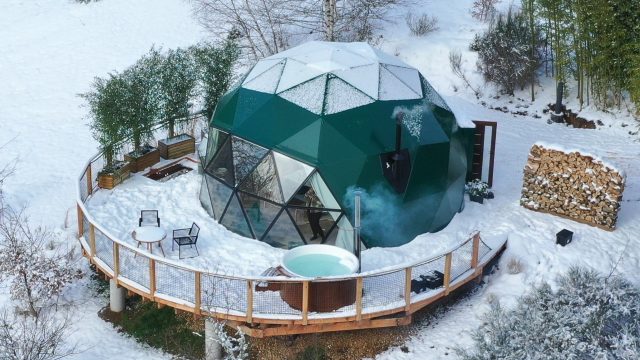 Écolodge enneigé avec spa privatif, lit king size, baie vitrée et terrasse avec bain nordique dans un cadre naturel