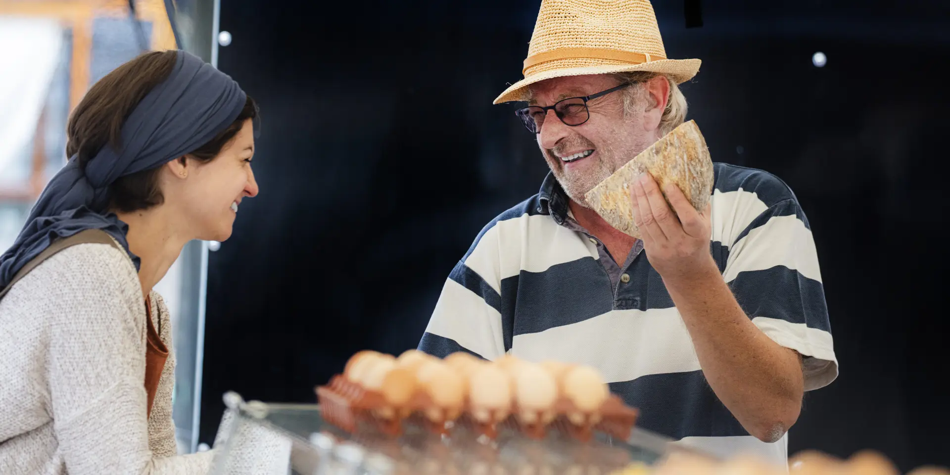 Un producteur au marché de Billom échange avec une cliente.