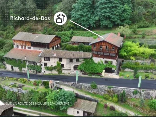 Vue aérienne du Moulin Richard-de-Bas en Auvergne, extrait de l’émission Chroniques d’en Haut sur France 3.