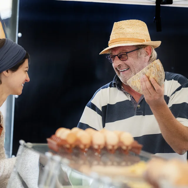 Un producteur au marché de Billom échange avec une cliente.