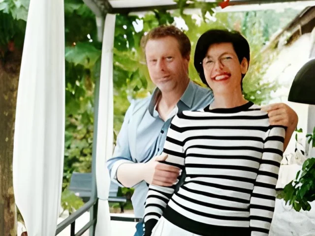 Couple néerlandais Helen et Henk devant leur maison rénovée à Tours-sur-Meymont.