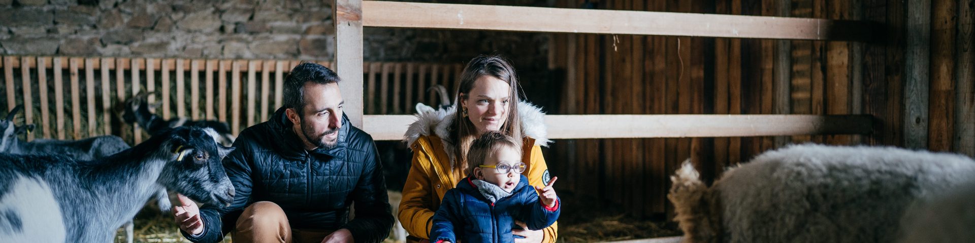 Famille à la ferme en Auvergne dans le Livradois-Forez