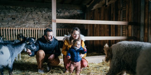 Famille à la ferme en Auvergne dans le Livradois-Forez