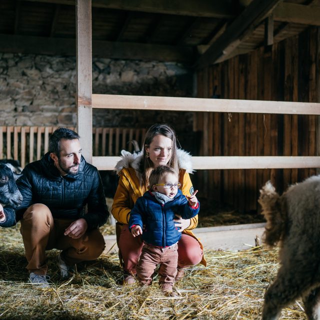 Famille à la ferme en Auvergne dans le Livradois-Forez