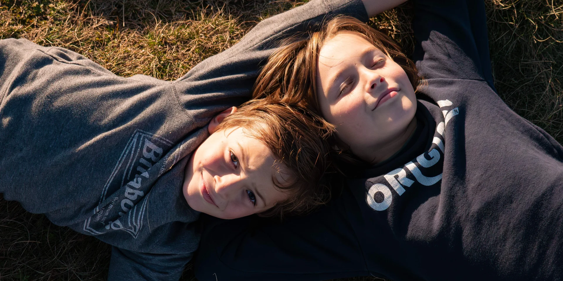 Enfants dans l'herbe en Auvergne en Automne