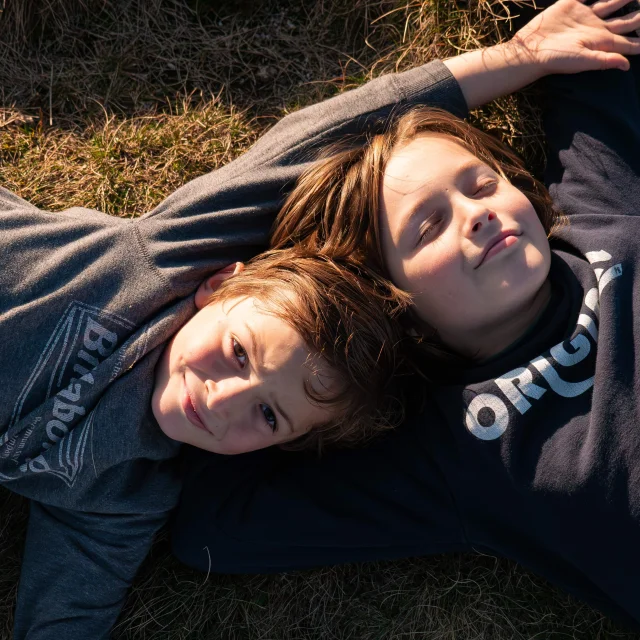 Enfants dans l'herbe en Auvergne en Automne