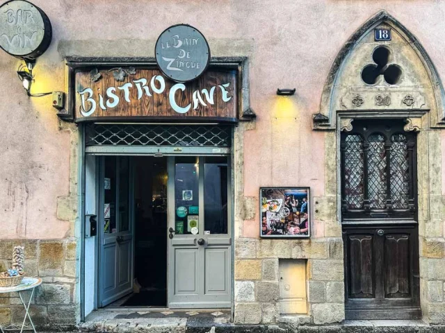 façade d’un bistrot à Thiers, capitale française de la coutellerie