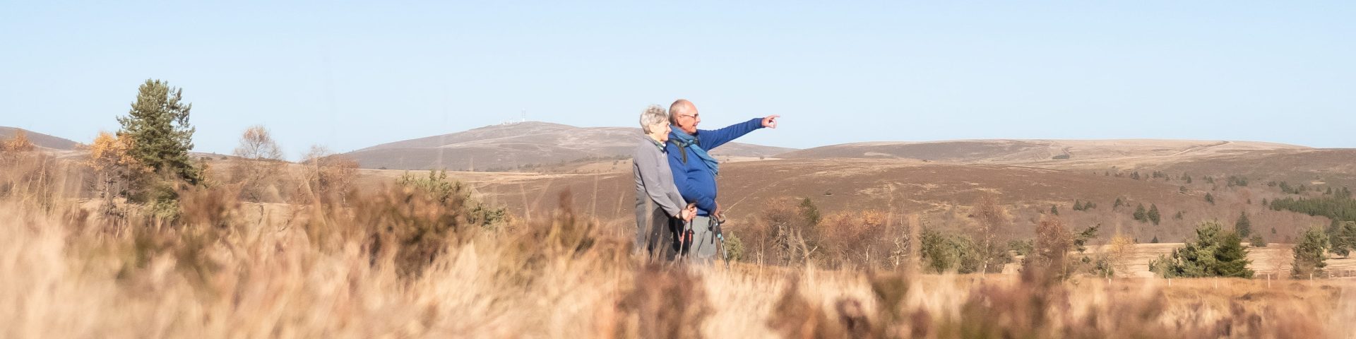 col des supeyres couple en randonnée