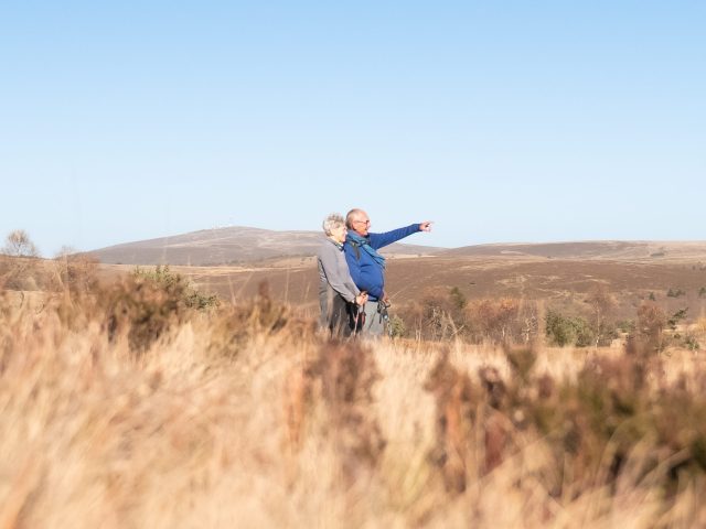 col des supeyres couple en randonnée