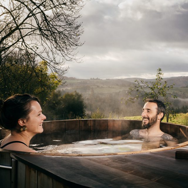 Domaine du Coq en Pat, couple dans un jacuzzi