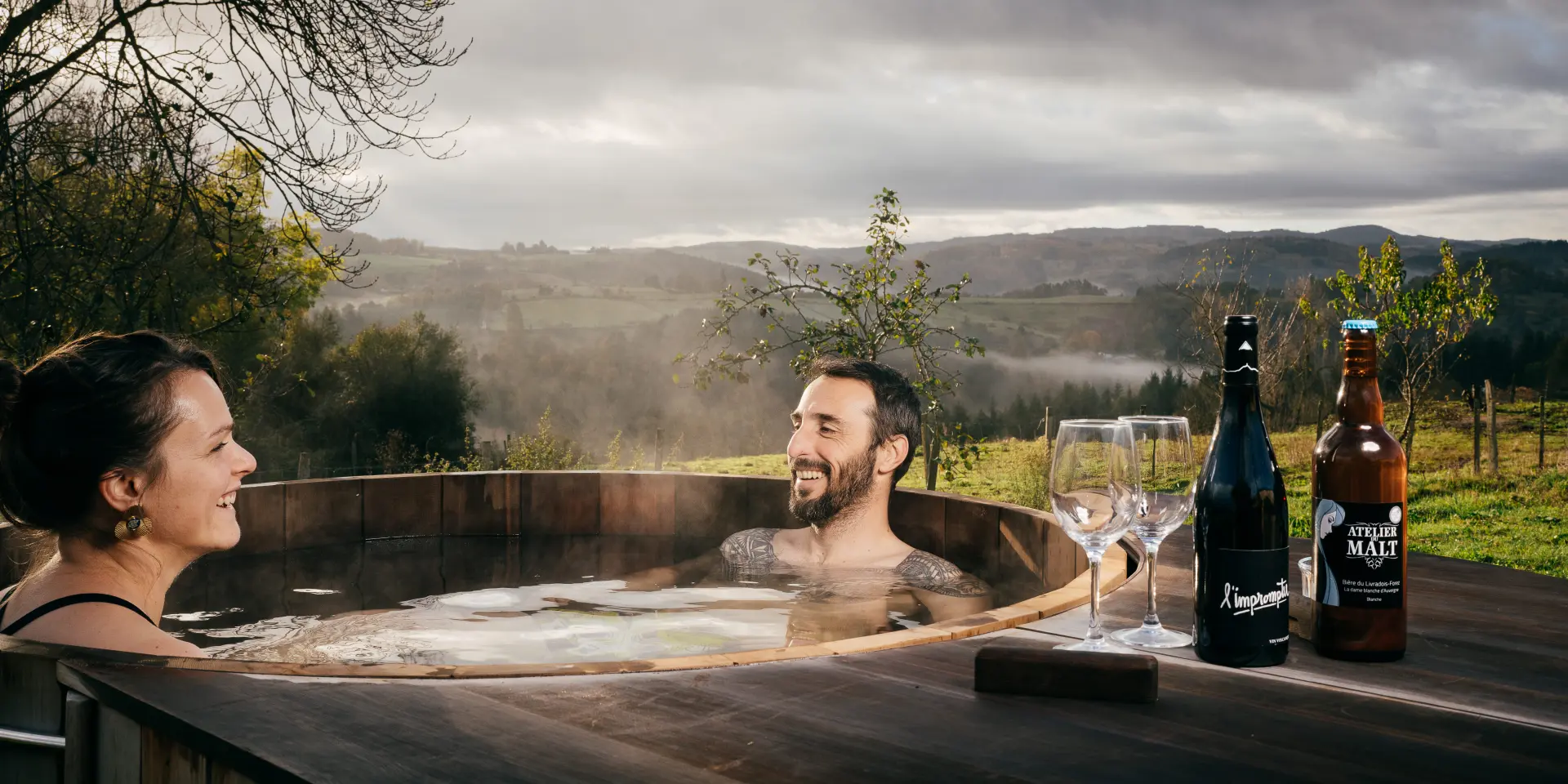 Domaine du Coq en Pat, couple dans un jacuzzi en Livradois-Forez, Auvergne