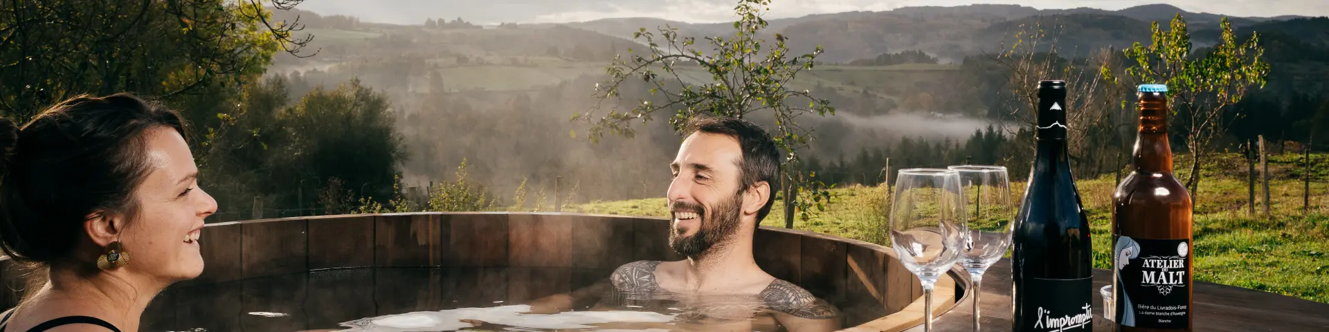 Domaine du Coq en Pat, couple dans un jacuzzi en Livradois-Forez, Auvergne