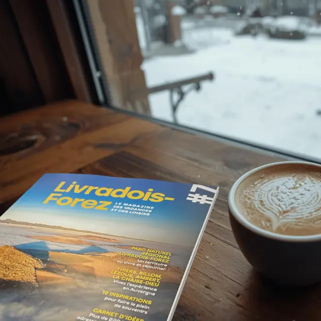 lecture du magazine du Livradois-Forez dans un café en hivers