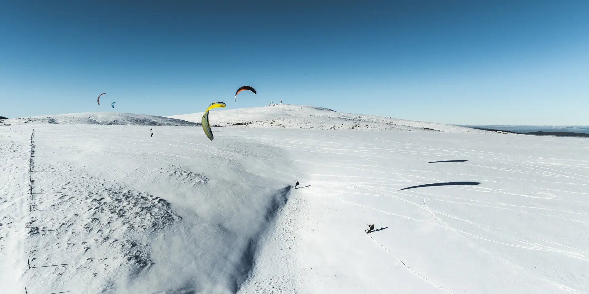 Snowkite sur la neige en hiver en Auvergne